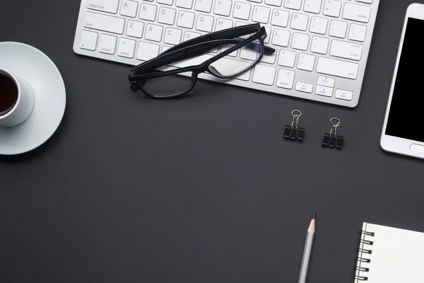 Mesa de escritório com suprimentos. Flat lay Negócios local de trabalho e objetos. Vista superior. Espaço de cópia para texto — Fotografia de Stock