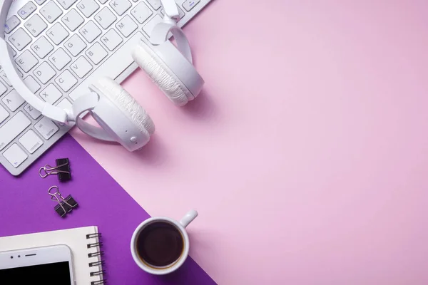 Meja kantor dengan persediaan. Tempat kerja dan objek bisnis yang datar. Pemandangan bagus. Salin ruang untuk teks — Stok Foto