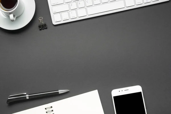 Ofis resepsiyon masası malzemeleri ile. Düz yatıyordu iş işyeri ve nesneleri. Üstten Görünüm. Metin için yer kopyalayın