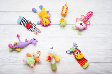 Ahşap arka plan üzerinde renkli çocuk oyuncakları çerçeve. Üst te. Düz yatıyordu. Metin için alan kopyalama.