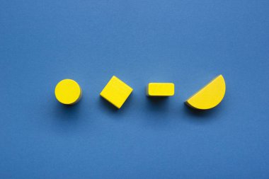 Beyaz zemin üzerine eğitim gelişmekte olan oyuncak çerçeve çocuklar. Üstten Görünüm. Düz yatıyordu. Metin için yer kopyalayın