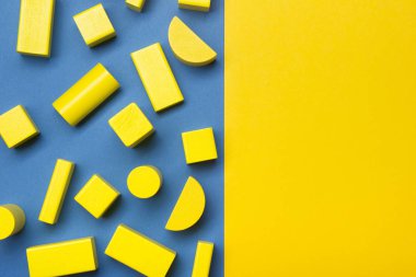 Beyaz zemin üzerine eğitim gelişmekte olan oyuncak çerçeve çocuklar. Üstten Görünüm. Düz yatıyordu. Metin için yer kopyalayın