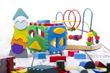 Beyaz arka plan üzerinde izole çocuk oyuncakları kümesi