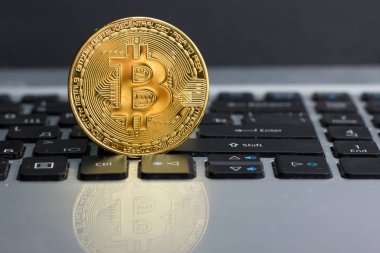 Altın bitcoin sikke klavye üzerinde. Yeni sanal para. Cryptocurrency. İş ve ticaret kavramı.