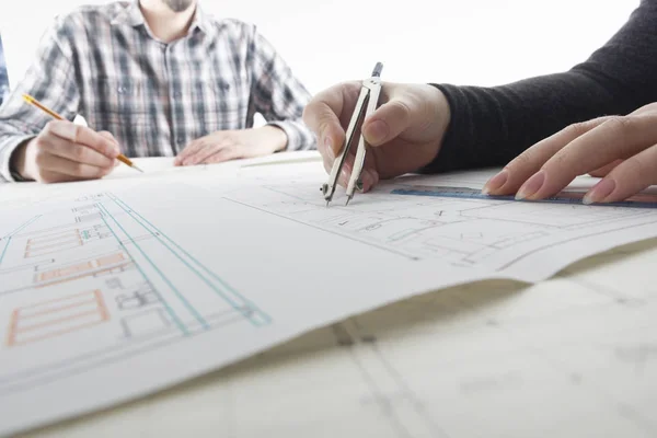 Arkitekter som arbetar med Blueprint, fastighetsprojekt. Arkitekt arbetsplats. Byggkoncept. Tekniska verktyg. — Stockfoto