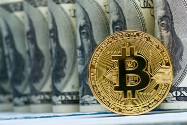Bitcoin altın madeni para yeni sanal para ve Doları arka plan. Cryptocurrency. İş ve ticaret kavramı. Yakın çekim vurdu