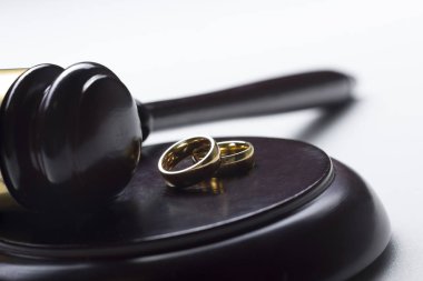 Boşanma kavramı. Alyans ve yargıç tokmak kapat