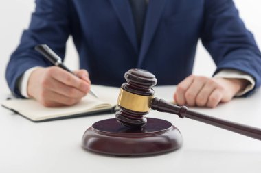 Hukuk, tavsiye ve yasal hizmetler kavramı. Avukat ve takım toplantısı hukuk firmasında avukat.