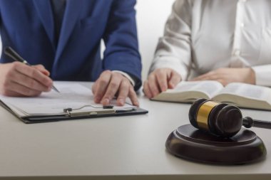 Hukuk, tavsiye ve yasal hizmetler kavramı. Avukat ve takım toplantısı hukuk firmasında avukat.