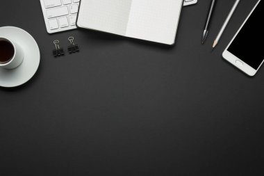 Ofis resepsiyon masası malzemeleri ile. Düz yatıyordu iş işyeri ve nesneleri. Üstten Görünüm. Metin için yer kopyalayın