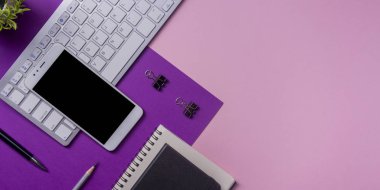 Ofis resepsiyon masası malzemeleri ile. Düz yatıyordu iş işyeri ve nesneleri. Üstten Görünüm. Metin için yer kopyalayın