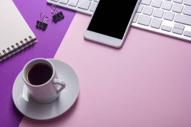 Ofis resepsiyon masası malzemeleri ile. Düz yatıyordu iş işyeri ve nesneleri. Üstten Görünüm. Metin için yer kopyalayın