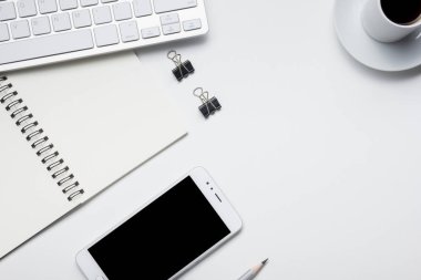 Ofis resepsiyon masası malzemeleri ile. Düz yatıyordu iş işyeri ve nesneleri. Üstten Görünüm. Metin için yer kopyalayın
