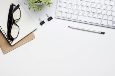 Ofis resepsiyon masası malzemeleri ile. Düz yatıyordu iş işyeri ve nesneleri. Üstten Görünüm. Metin için yer kopyalayın