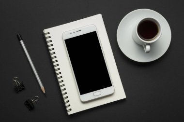 Ofis resepsiyon masası malzemeleri ile. Düz yatıyordu iş işyeri ve nesneleri. Üstten Görünüm. Metin için yer kopyalayın