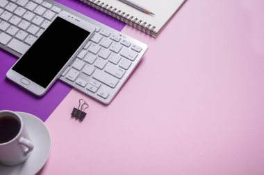 Ofis resepsiyon masası malzemeleri ile. Düz yatıyordu iş işyeri ve nesneleri. Üstten Görünüm. Metin için yer kopyalayın