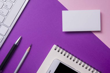 Ofis resepsiyon masası malzemeleri ile. Düz yatıyordu iş işyeri ve nesneleri. Üstten Görünüm. Metin için yer kopyalayın