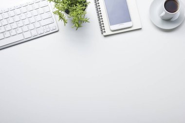 Ofis resepsiyon masası malzemeleri ile. Düz yatıyordu iş işyeri ve nesneleri. Üstten Görünüm. Metin için yer kopyalayın