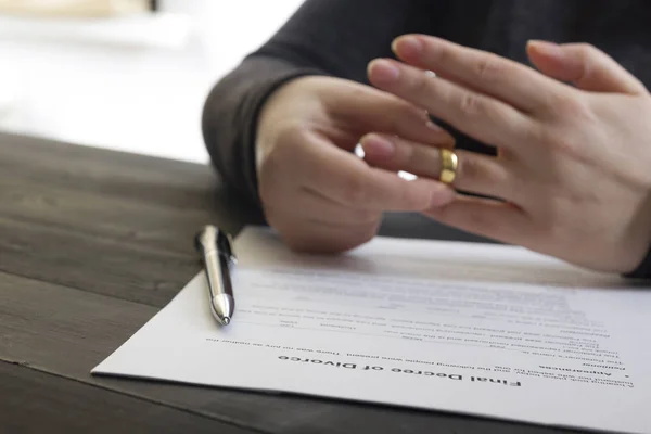 Conceito de divórcio. Mãos de esposa, marido assinando decreto de divórcio, cancelando o casamento, documentos de separação judicial . — Fotografia de Stock