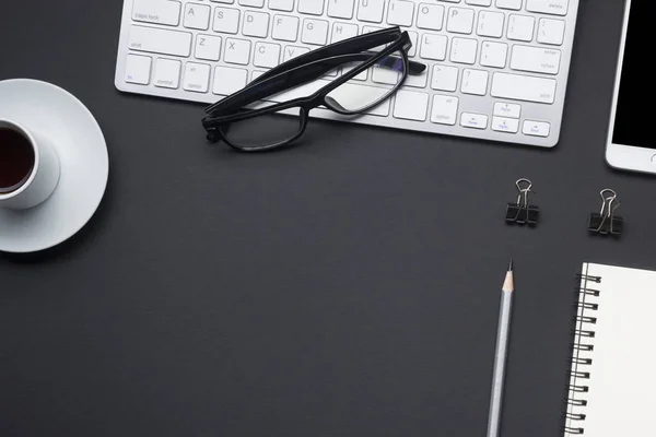 Mesa de escritorio de oficina con suministros. Piso yacía Negocios lugar de trabajo y objetos. Vista superior. Copiar espacio para texto — Foto de Stock