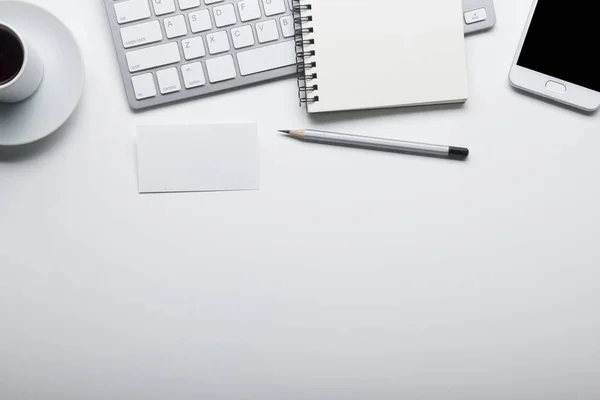 Mesa de escritorio de oficina con suministros. Piso yacía Negocios lugar de trabajo y objetos. Vista superior. Copiar espacio para texto — Foto de Stock