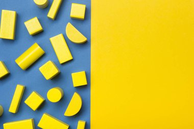 Beyaz zemin üzerine eğitim gelişmekte olan oyuncak çerçeve çocuklar. Üstten Görünüm. Düz yatıyordu. Metin için yer kopyalayın