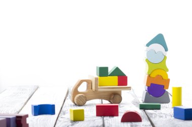 Beyaz arka plan üzerinde izole çocuk oyuncakları kümesi