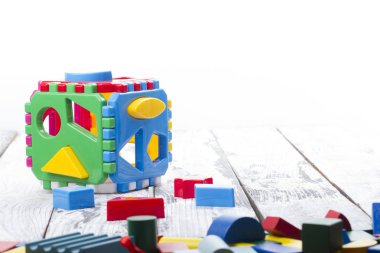 Beyaz arka plan üzerinde izole çocuk oyuncakları kümesi