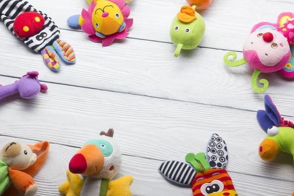 Crianças coloridas brinquedos quadro no fundo de madeira. Vista superior. Deitado. Espaço de cópia para texto . — Fotografia de Stock