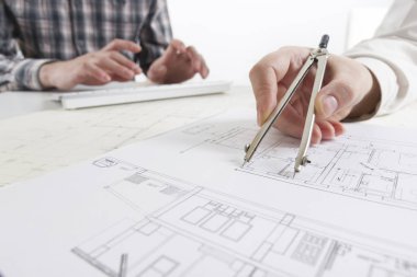 Mimarlar plan, gayrimenkul projesi üzerinde çalışıyor. Mimar işyeri. İnşaat konsepti. Mühendislik araçları.