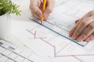 Mimarlar plan, gayrimenkul projesi üzerinde çalışıyor. Mimar işyeri. İnşaat konsepti. Mühendislik araçları.