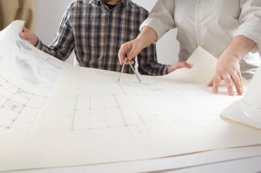 Mimarlar plan, gayrimenkul projesi üzerinde çalışıyor. Mimar işyeri. İnşaat konsepti. Mühendislik araçları.