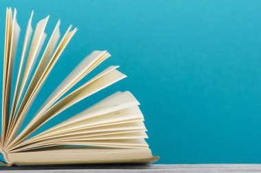 Açık kitap, ahşap masadaki ciltli kitaplar. Okula dönelim. Boşluğu kopyala