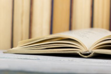 Açık kitap, ahşap masadaki ciltli kitaplar. Okula dönelim. Boşluğu kopyala