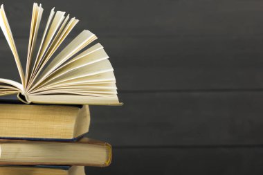 Açık kitap, ahşap masadaki ciltli kitaplar. Okula dönelim. Boşluğu kopyala