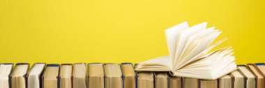 Açık kitap, ahşap masadaki ciltli kitaplar. Okula dönelim. Boşluğu kopyala