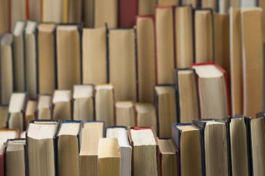 kitapların arka plan yığını. pek çok kitap yığınları.