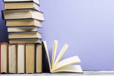 Açık kitap, ahşap masadaki ciltli kitaplar. Okula dönelim. Boşluğu kopyala