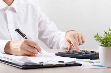 Hesaplamalar yapan kadın muhasebeciye ya da bankacıya yaklaş. Tasarruf, finans ve ekonomi kavramı