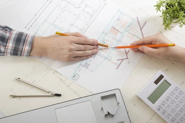 Arkitekter som arbetar med Blueprint, fastighetsprojekt. Arkitekt arbetsplats. Byggkoncept. Tekniska verktyg. — Stockfoto