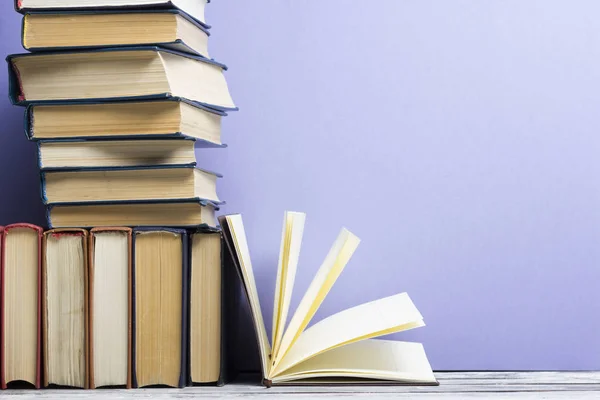 Libro abierto, libros de tapa dura sobre mesa de madera. De vuelta a la escuela. Copiar espacio — Foto de Stock