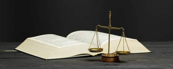Gesetzeskonzept - offenes Gesetzbuch mit einem hölzernen Richtergabel auf dem Tisch im Gerichtssaal oder in der Strafverfolgungsbehörde — Stockfoto