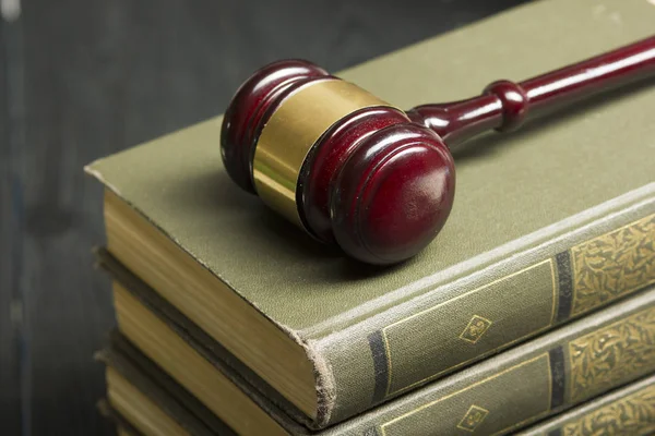 Концепція закону-відкритий закон книгу з дерев'яними суддями Гавел на столі в залі суду або правоохоронний офіс — стокове фото