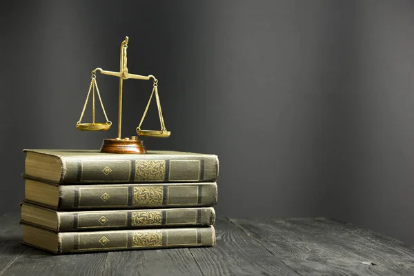 Koncepcja prawa-otwarta książka prawa z drewnianych sędziów młotek na stole w sądzie lub urzędu ścigania — Zdjęcie stockowe
