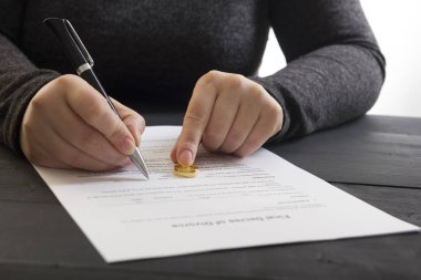 Karı-koca, boşanma, boşanma, fesih, iptal, yasal boşanma belgeleri, boşanma evrakları ya da avukatın hazırladığı evlilik öncesi anlaşma. Evlilik yüzüğü.
