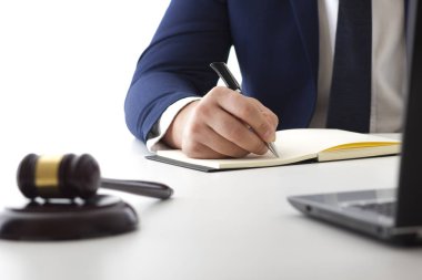 Hukuk, tavsiye ve yasal hizmetler kavramı. Avukat ve takım toplantısı hukuk firmasında avukat.