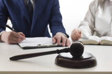 Hukuk, tavsiye ve yasal hizmetler kavramı. Avukat ve takım toplantısı hukuk firmasında avukat.