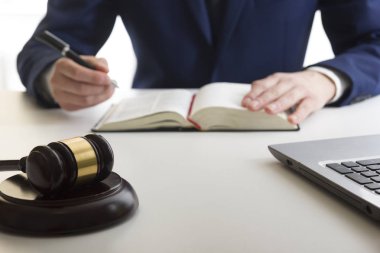 Hukuk, tavsiye ve yasal hizmetler kavramı. Avukat ve takım toplantısı hukuk firmasında avukat.