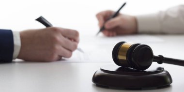 Hukuk, tavsiye ve yasal hizmetler kavramı. Avukat ve takım toplantısı hukuk firmasında avukat.