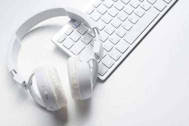 Ofis resepsiyon masası malzemeleri ile. Düz yatıyordu iş işyeri ve nesneleri. Üstten Görünüm. Metin için yer kopyalayın